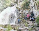 Группа школьников у водопада