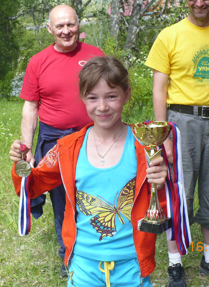 Тоня Сандул с Кубком и медалью за 2 место в экидене.
